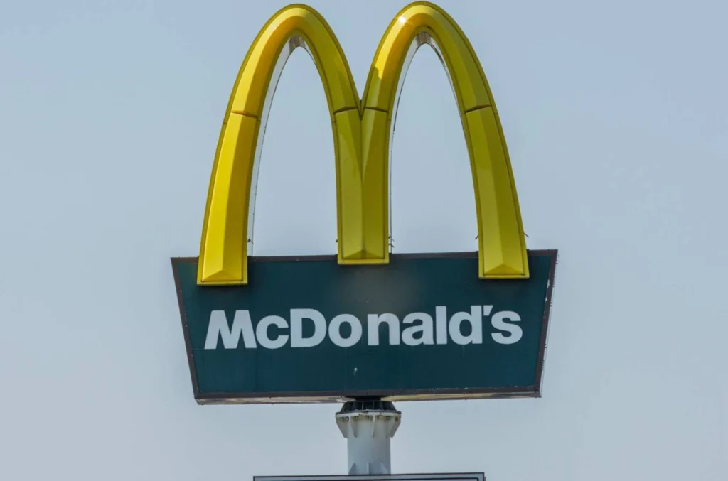 2️⃣ McDonald's Restaurant Exterior Sign
